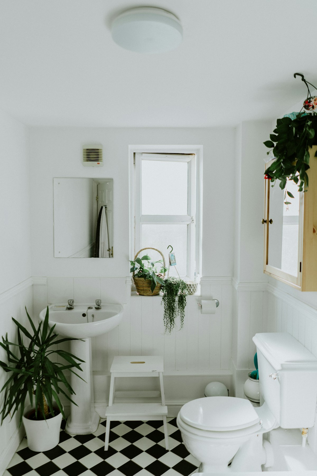 Fresh silicone caulk bead along a bathtub and tile joint
